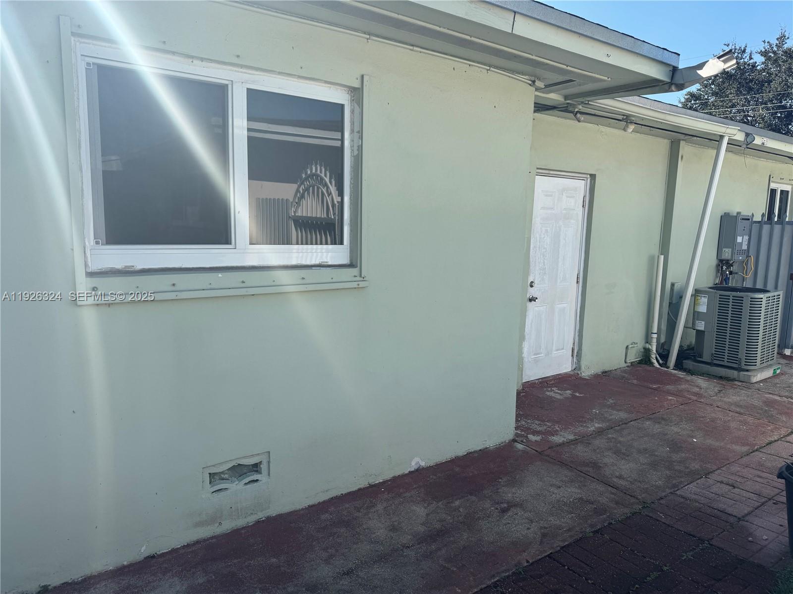 Boulevard Heights Pembroke Pines, FL 33024 - Photo 2 of 13 a view of small space