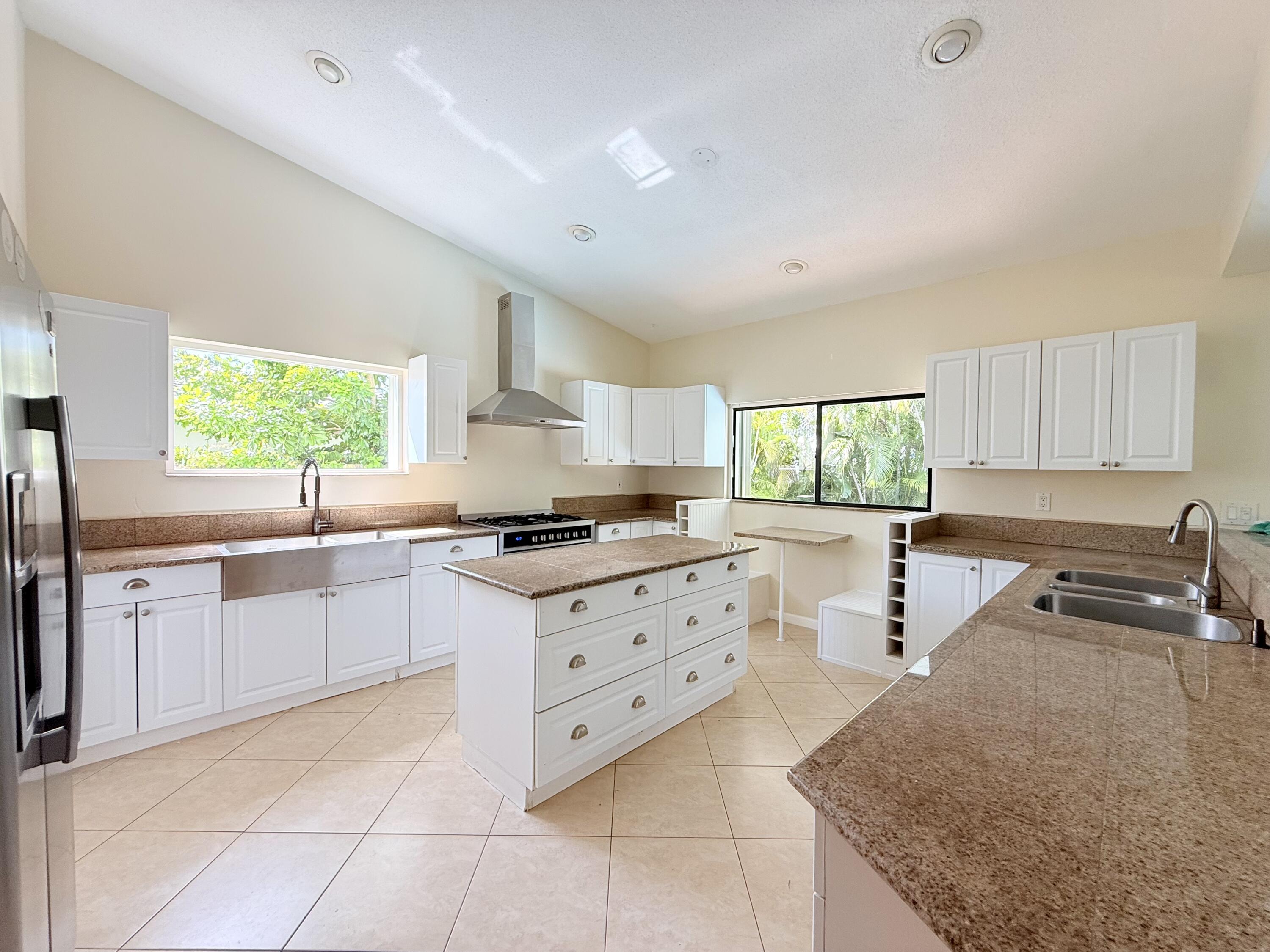 71 Laredo Lane Boca Raton, FL 33487 - Photo 7 of 18 IMG_7924