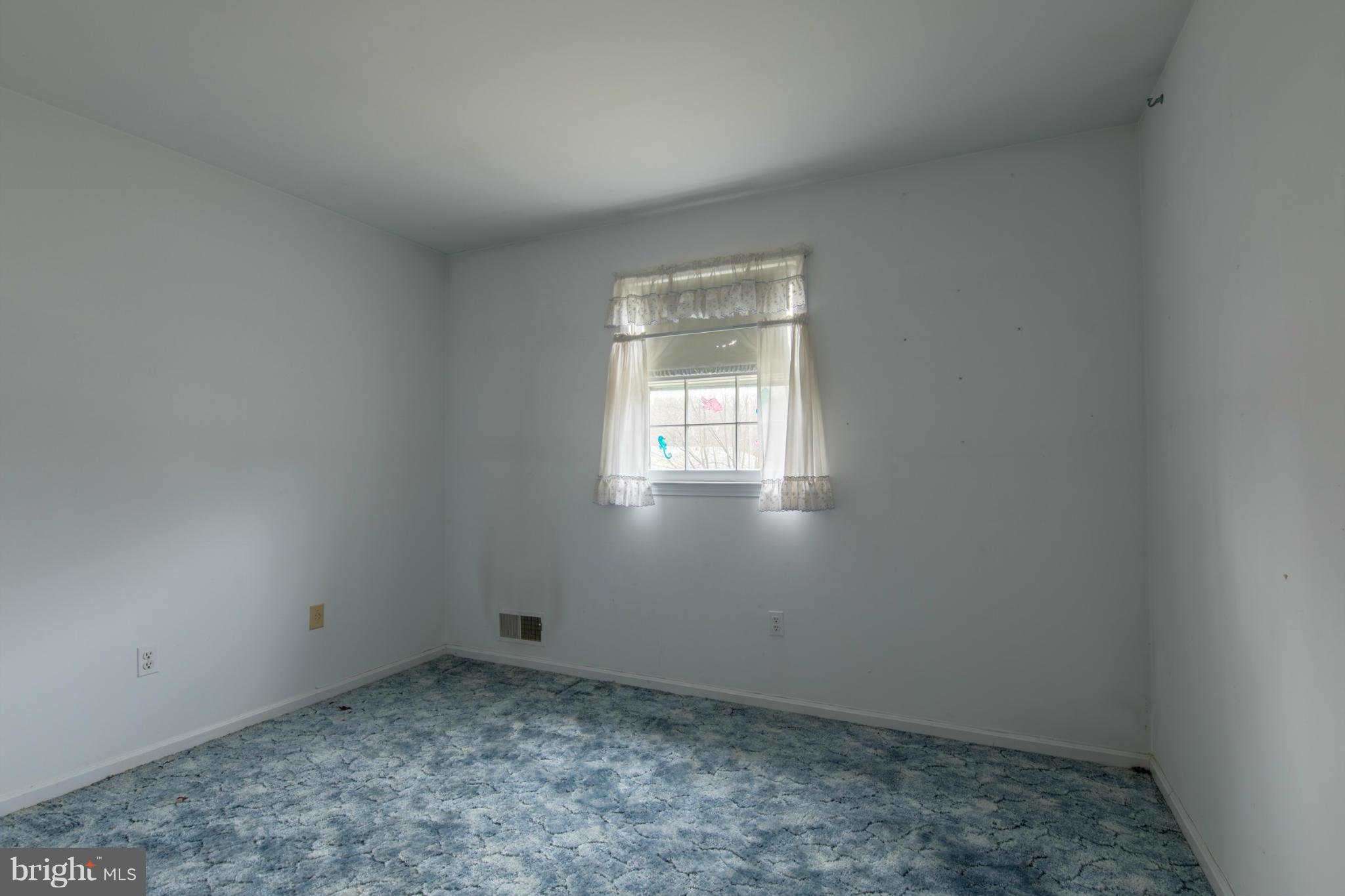 9215 Setter Place Springfield, VA 22153 - Photo 15 of 23 a room that has a window in it