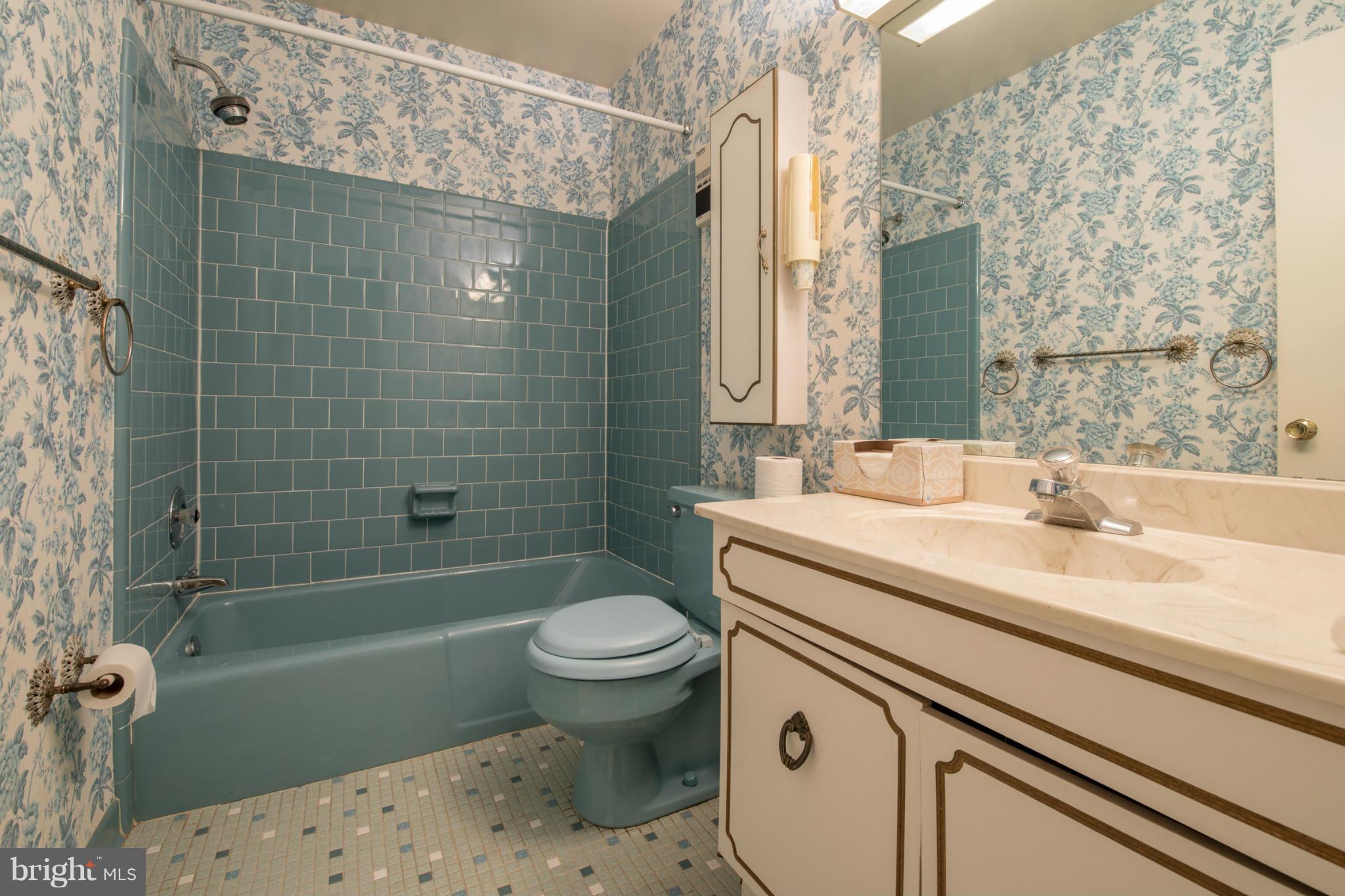 9215 Setter Place Springfield, VA 22153 - Photo 18 of 23 a bathroom with a sink a toilet and shower