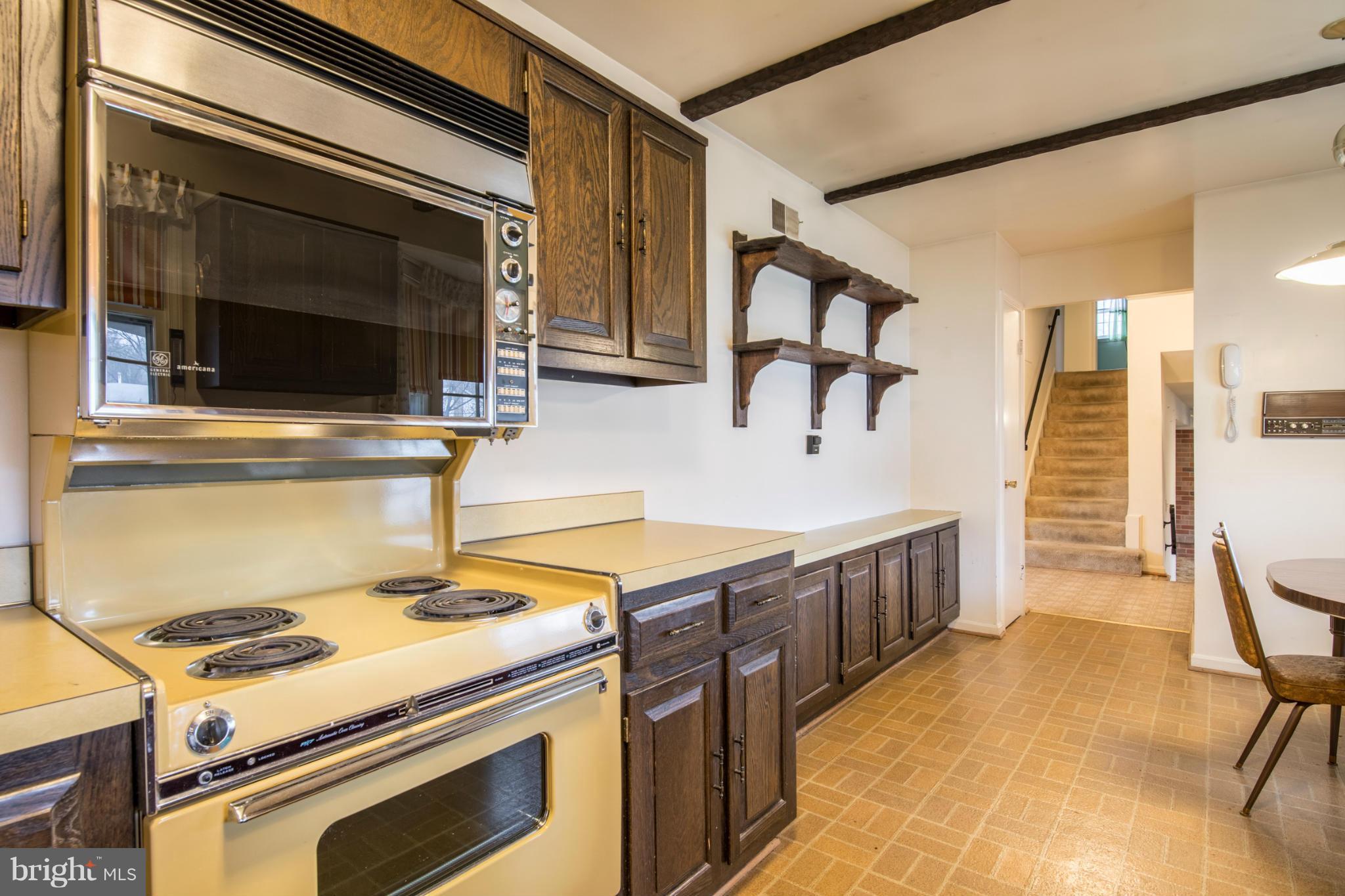 9215 Setter Place Springfield, VA 22153 - Photo 8 of 23 a kitchen with a stove and a microwave