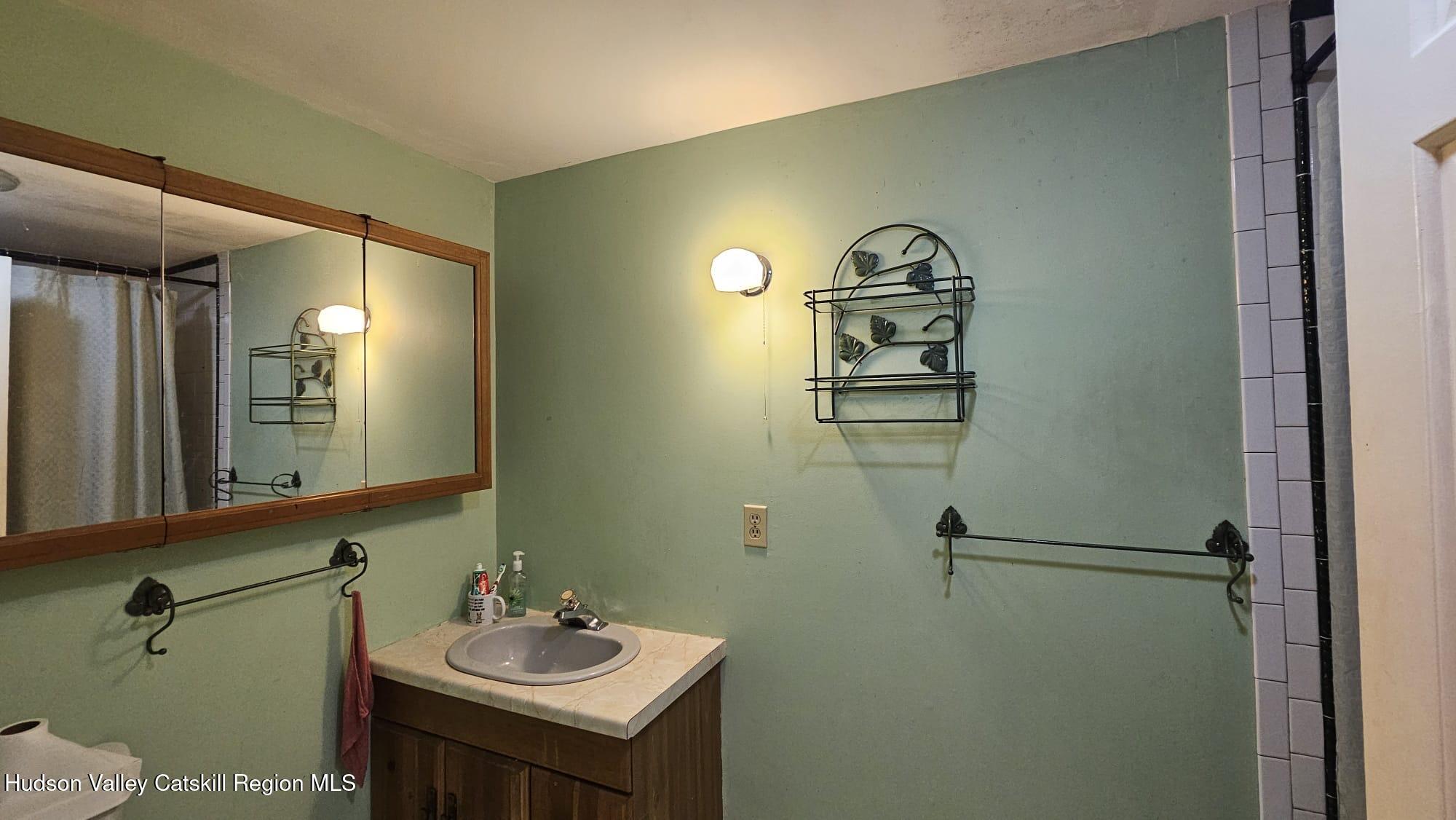 11 Dunbar Road Claverack, NY 12534 - Photo 21 of 47 Upstairs bathroom