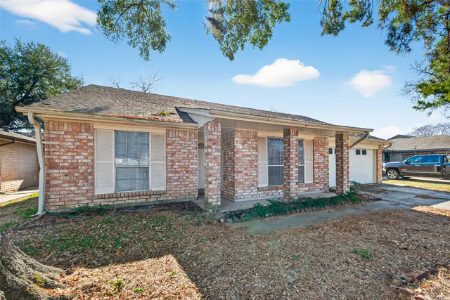 a view of a house with backyard and garden
