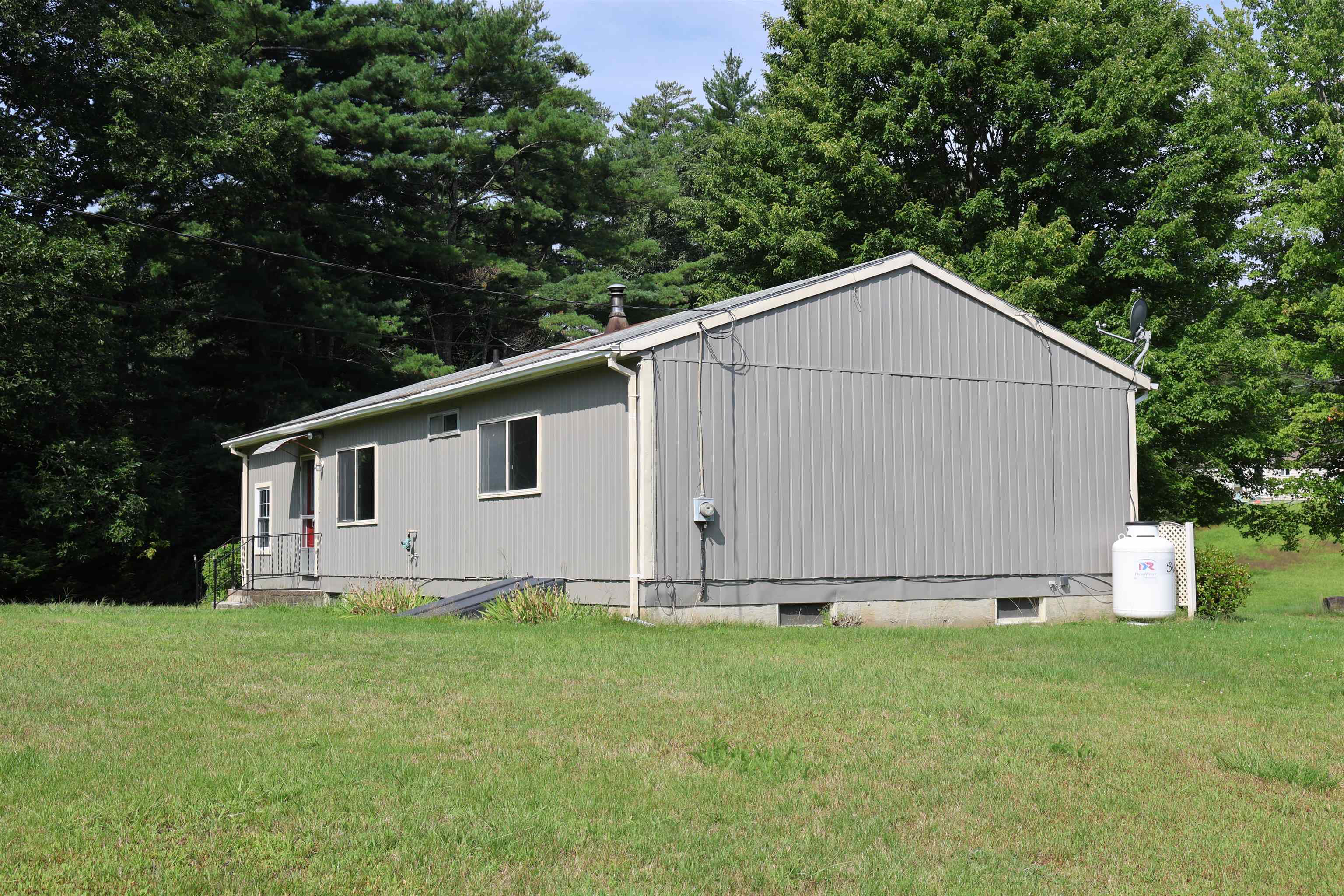 98 Chester Road Raymond, NH 03077 - Photo 4 of 34 Gallery Image 4