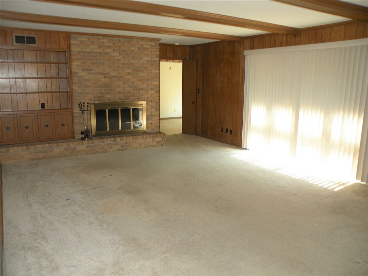 3041 Carnoustie Road Memphis, TN 38128 - Photo 12 of 25 with lovely built-ins and fireplace