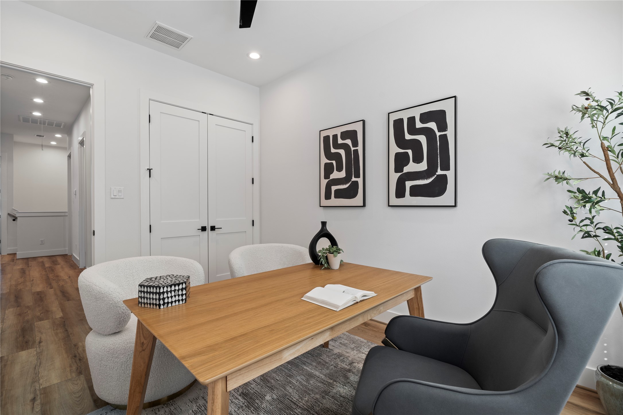 2706 Fox Street Houston, TX 77003 - Photo 29 of 39 a living room with furniture flowerpot and window