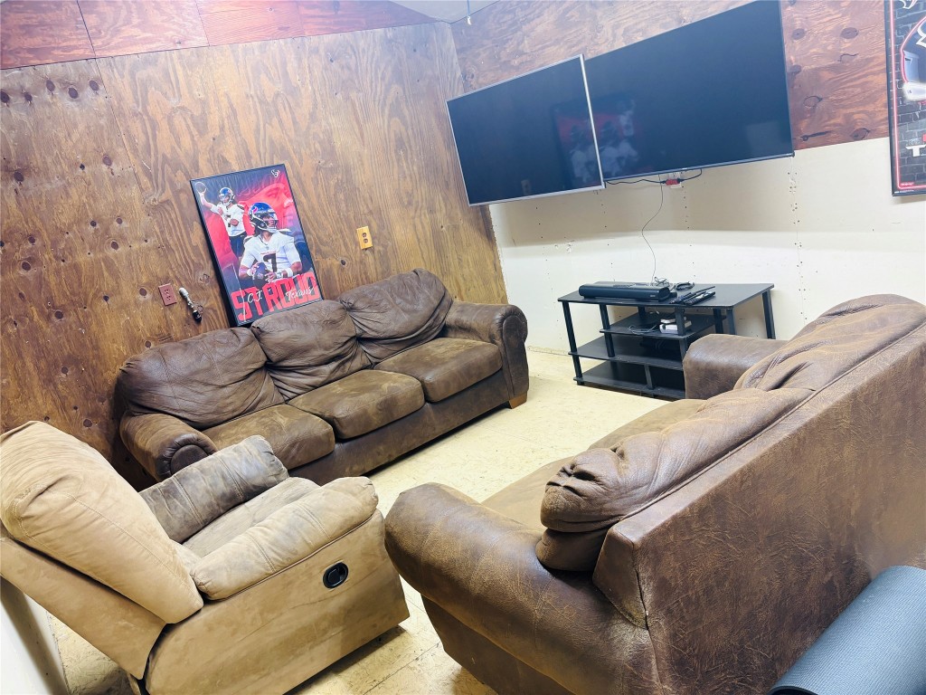 2291 State Highway 71 Columbus, TX 78934 - Photo 9 of 12 a living room with furniture