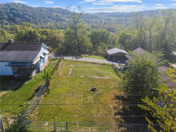 a view of a yard