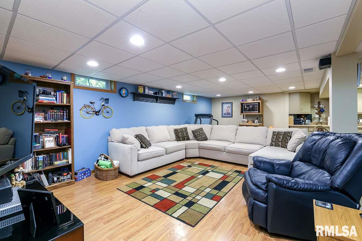 2953 Middle Road Davenport, IA 52803 - Photo 15 of 24 Gallery Image 15