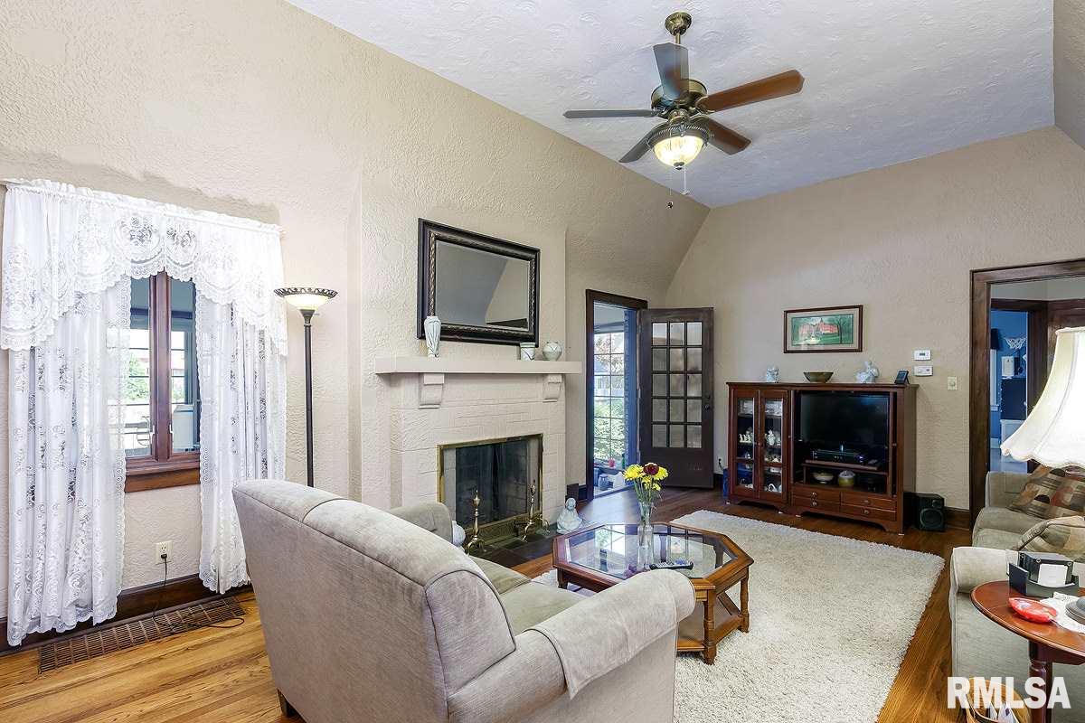 2953 Middle Road Davenport, IA 52803 - Photo 2 of 24 Gallery Image 2