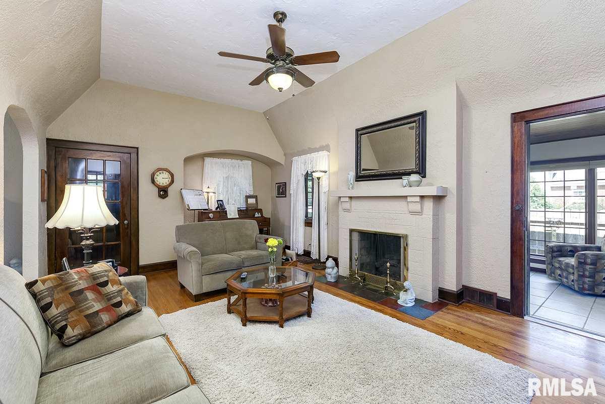 2953 Middle Road Davenport, IA 52803 - Photo 3 of 24 Gallery Image 3