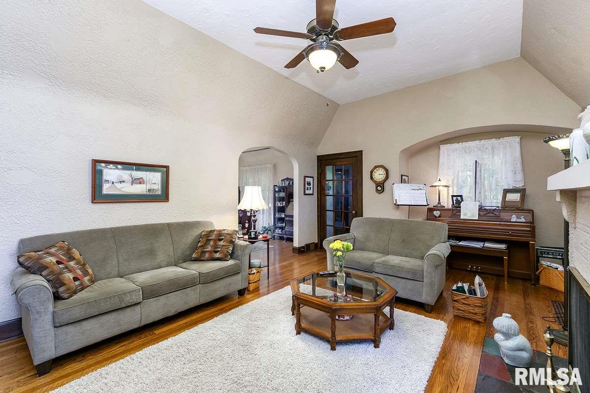 2953 Middle Road Davenport, IA 52803 - Photo 4 of 24 Gallery Image 4