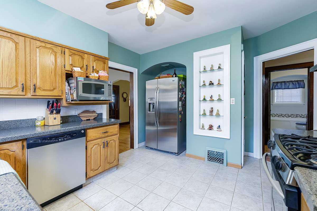 2953 Middle Road Davenport, IA 52803 - Photo 6 of 24 Gallery Image 6