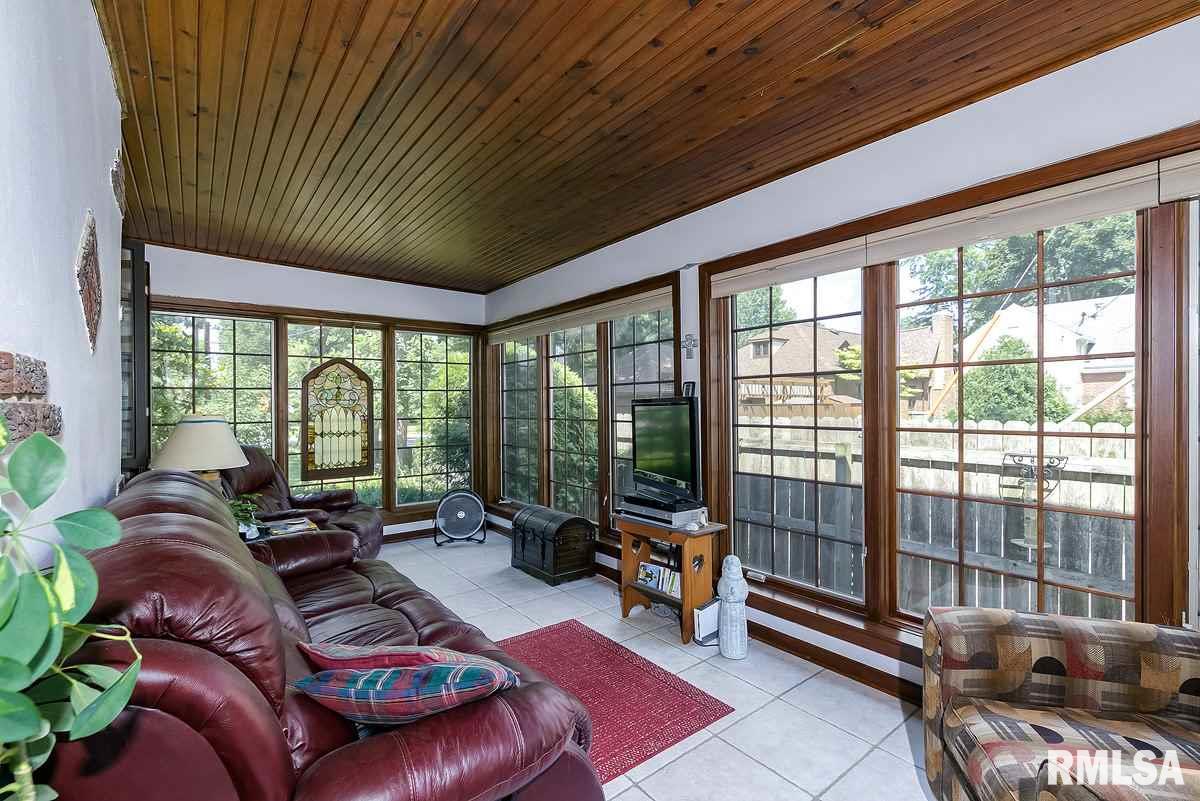 2953 Middle Road Davenport, IA 52803 - Photo 8 of 24 Gallery Image 8
