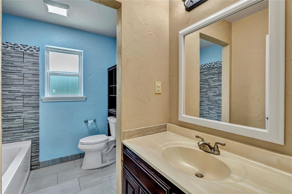 4405 Ray White Road Fort Worth, TX 76244 - Photo 24 of 36 Hall bath
