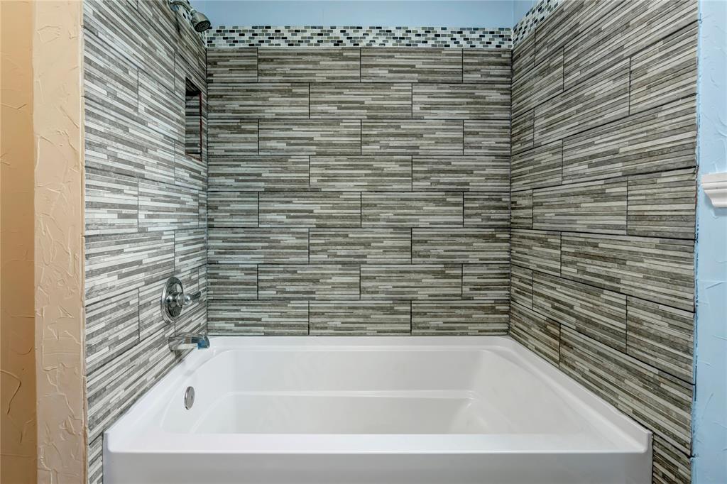 4405 Ray White Road Fort Worth, TX 76244 - Photo 25 of 36 Hall bath
