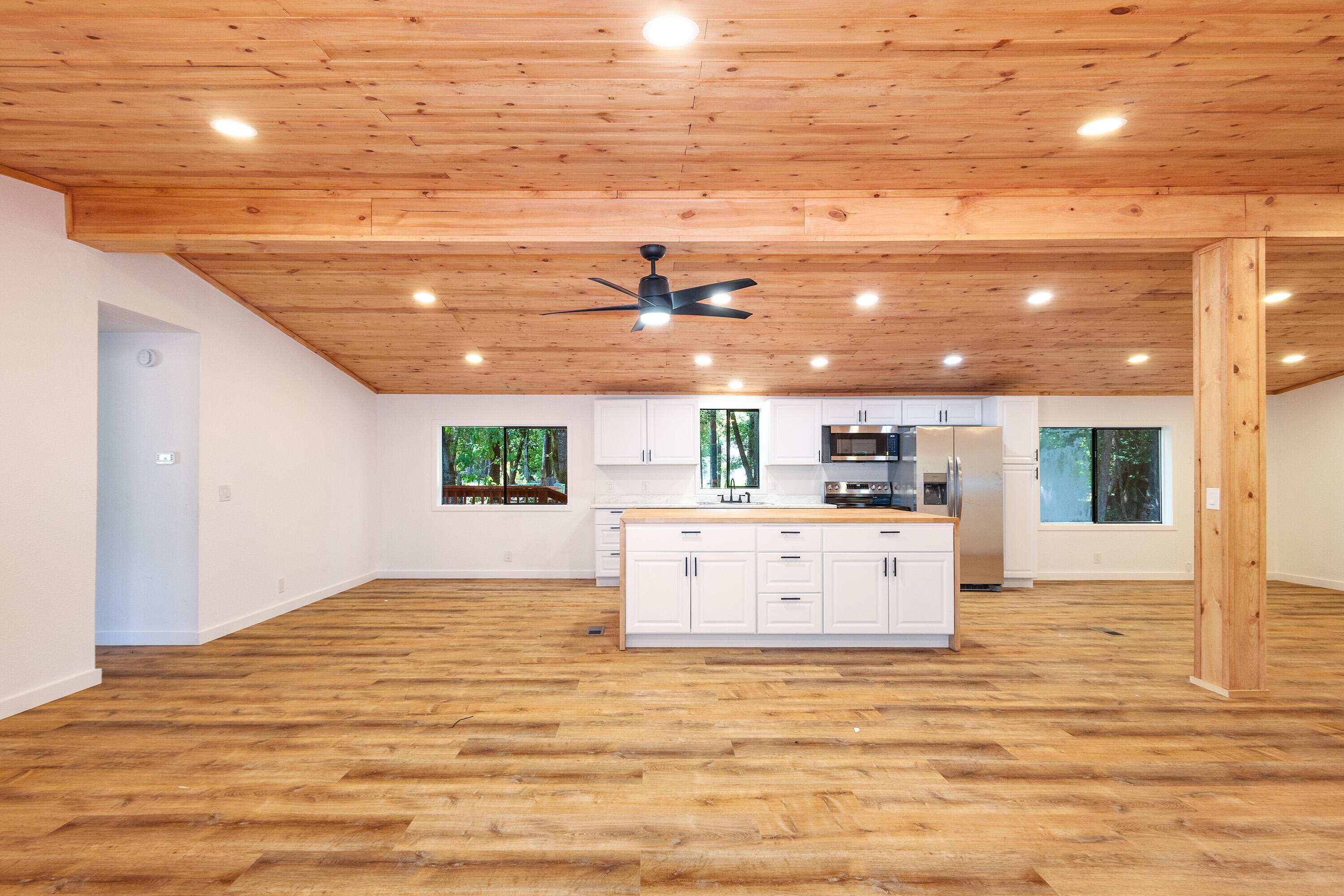 601 Pinewood Way Cave Junction, OR 97523 - Photo 5 of 33 a view of kitchen and kitchen with microwave