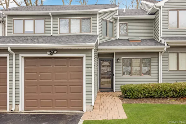 $550,000 | 17 Jeremy Circle, Nesconset, NY 11767