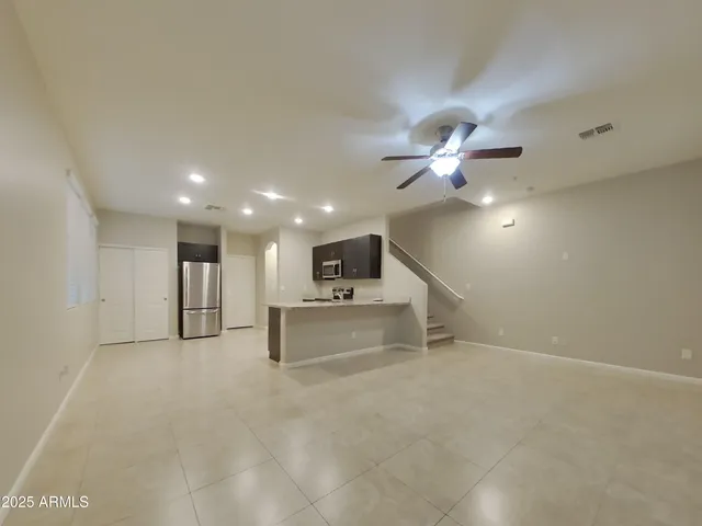 a picture of a park bench