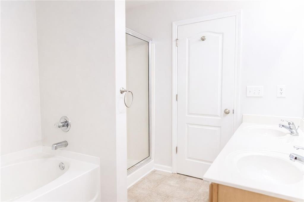 544 Ridge View Crossing Woodstock, GA 30188 - Photo 18 of 30 a bathroom with a bathtub
