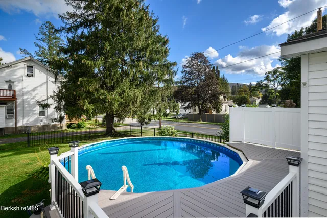 a view of back yard of the house