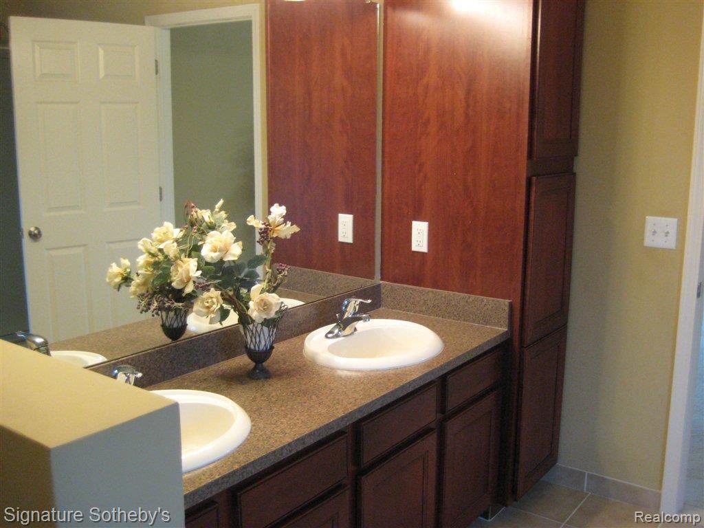 7029 Oakhurst Ridge Road Clarkston, MI 48348 - Photo 13 of 17 Master Bath