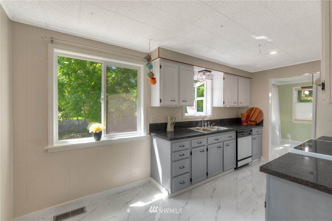 3739 Southwest 97th Street Seattle, WA 98126 - Photo 5 of 15