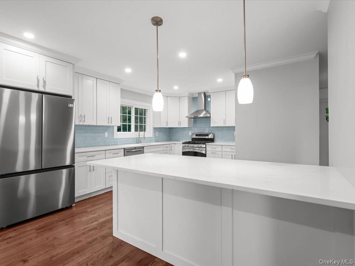 17 Pinewood Road Manhasset, NY 11030 - Photo 9 of 45