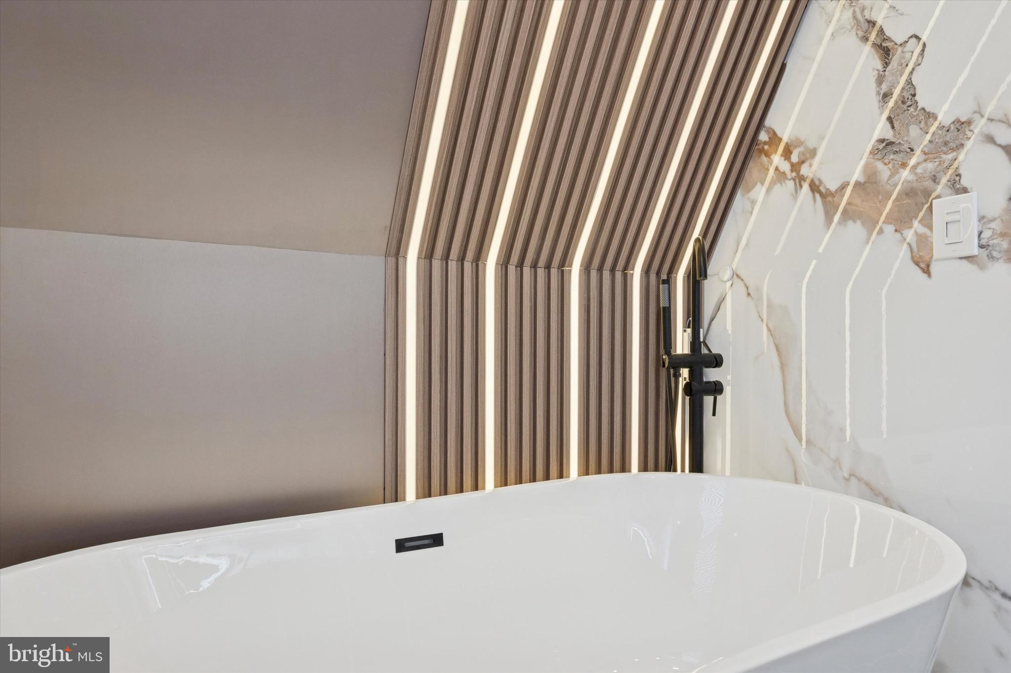 323 Derwyn Road Lansdowne, PA 19050 - Photo 22 of 50 2nd Fl: soaking tub