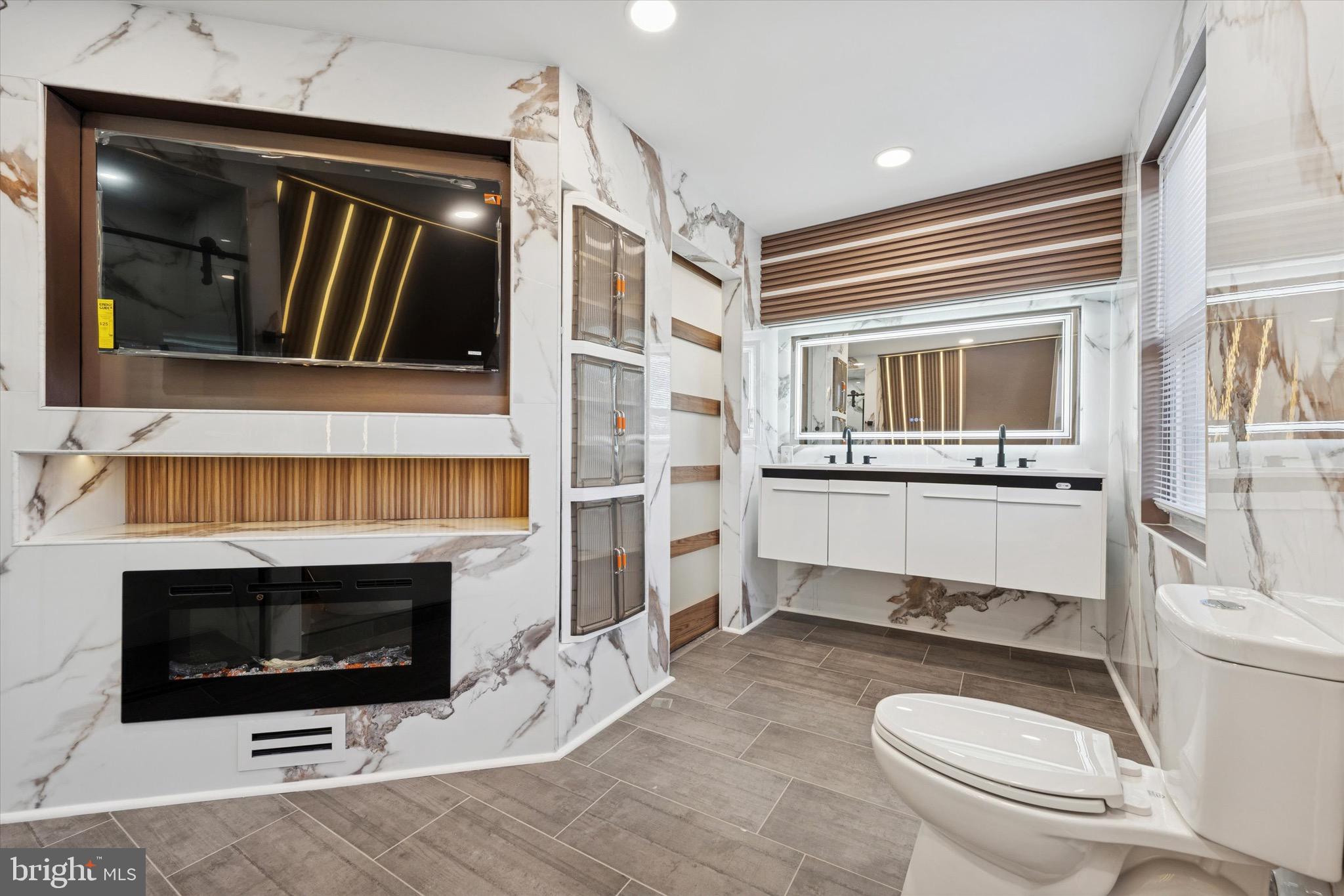 323 Derwyn Road Lansdowne, PA 19050 - Photo 24 of 50 2nd Fl: TV and fireplace