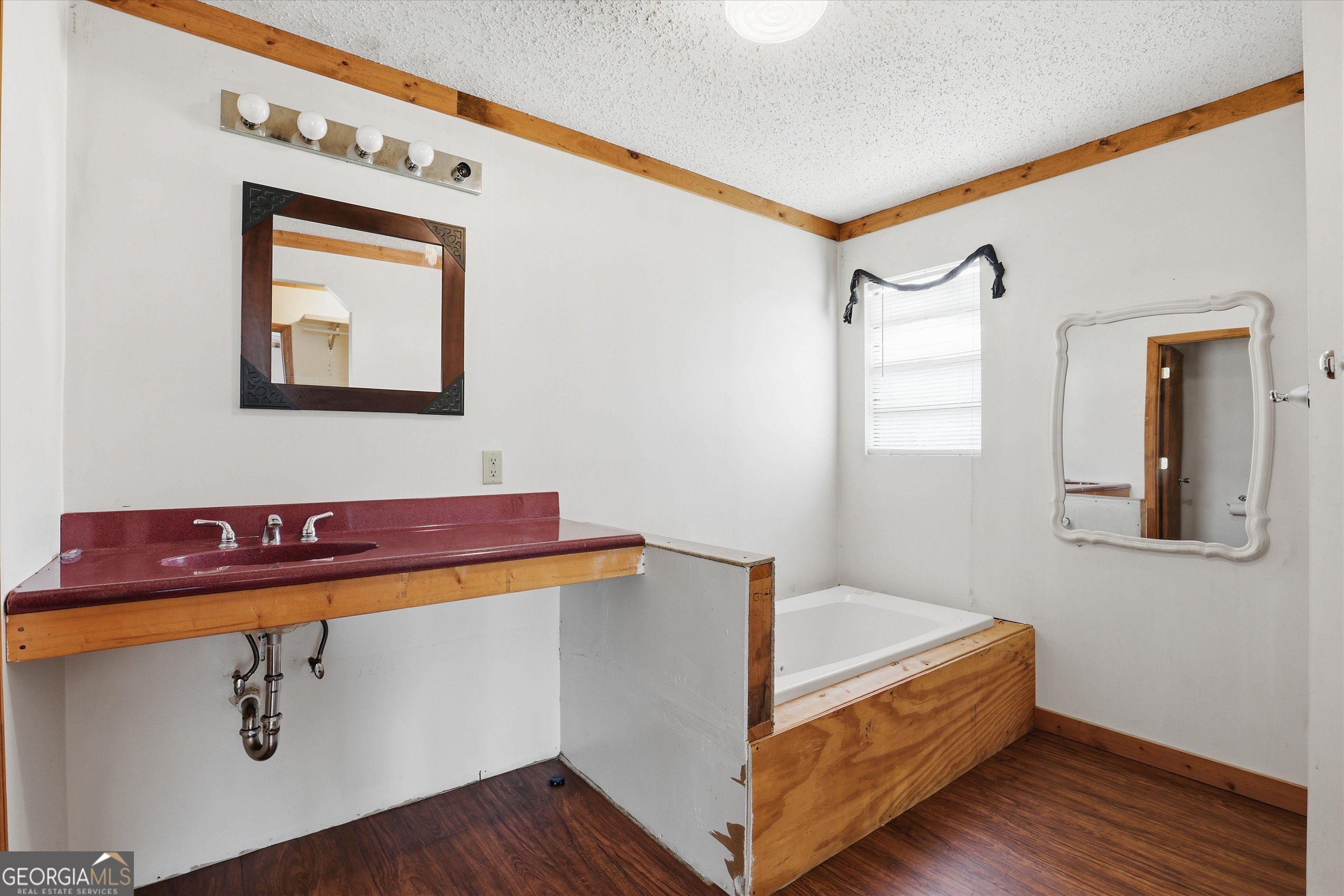 1525 Myron Hart Road Coolidge, GA 31738 - Photo 22 of 58 a bathroom with a bathtub and a mirror