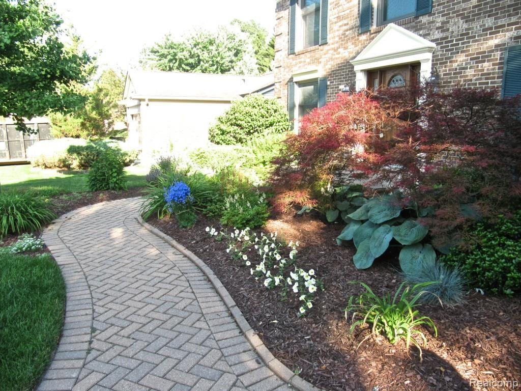 347 Lake Forest Road Rochester, MI 48309 - Photo 15 of 58 Paver Entrance