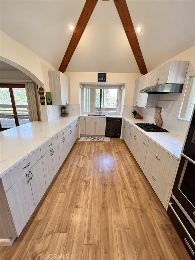 975 Hospital Road Lake Arrowhead, CA 92352 - Photo 13 of 67 Kitchen