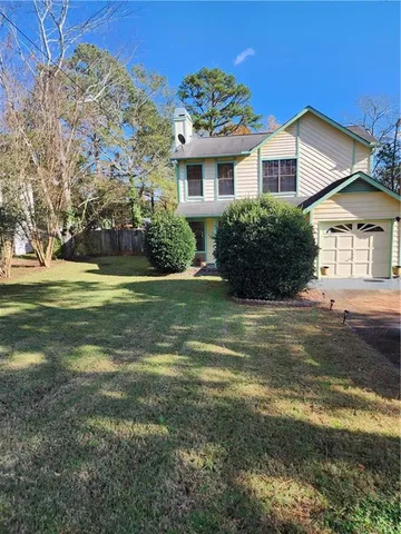 a view of a house with a yard