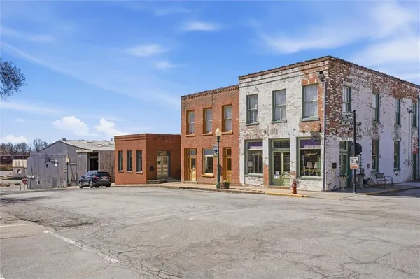 $255,000 | 213 Thomas Street, Weston, MO 64098