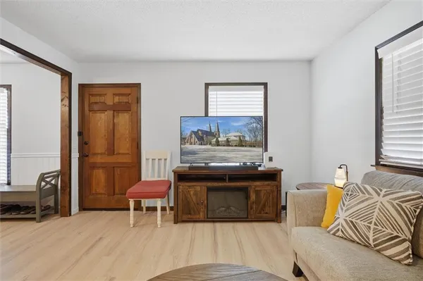 $255,000 | 213 Thomas Street, Weston, MO 64098