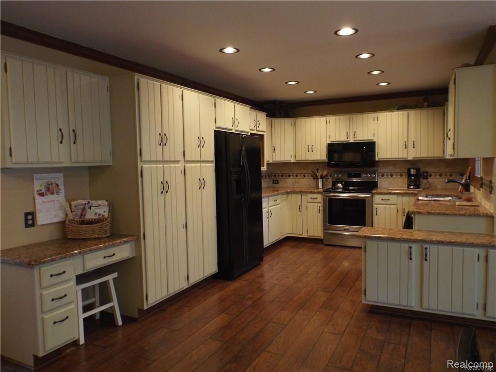 3862 Ruthland Road Troy, MI 48084 - Photo 4 of 35 ruthland kitchen.jpg