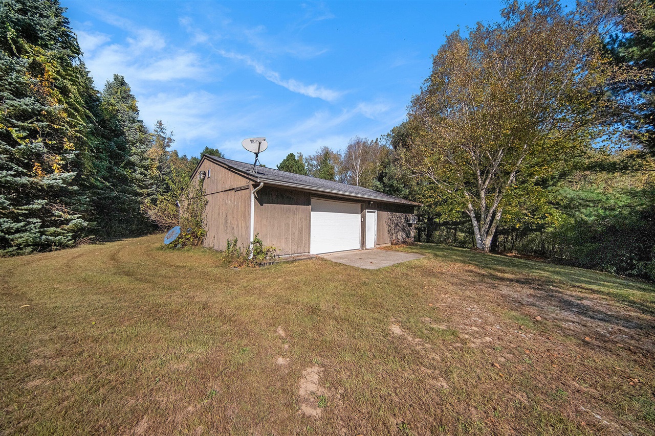 11480 North Adams Road North Adams, MI 49262 - Photo 2 of 28