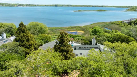 a view of a houses with city street