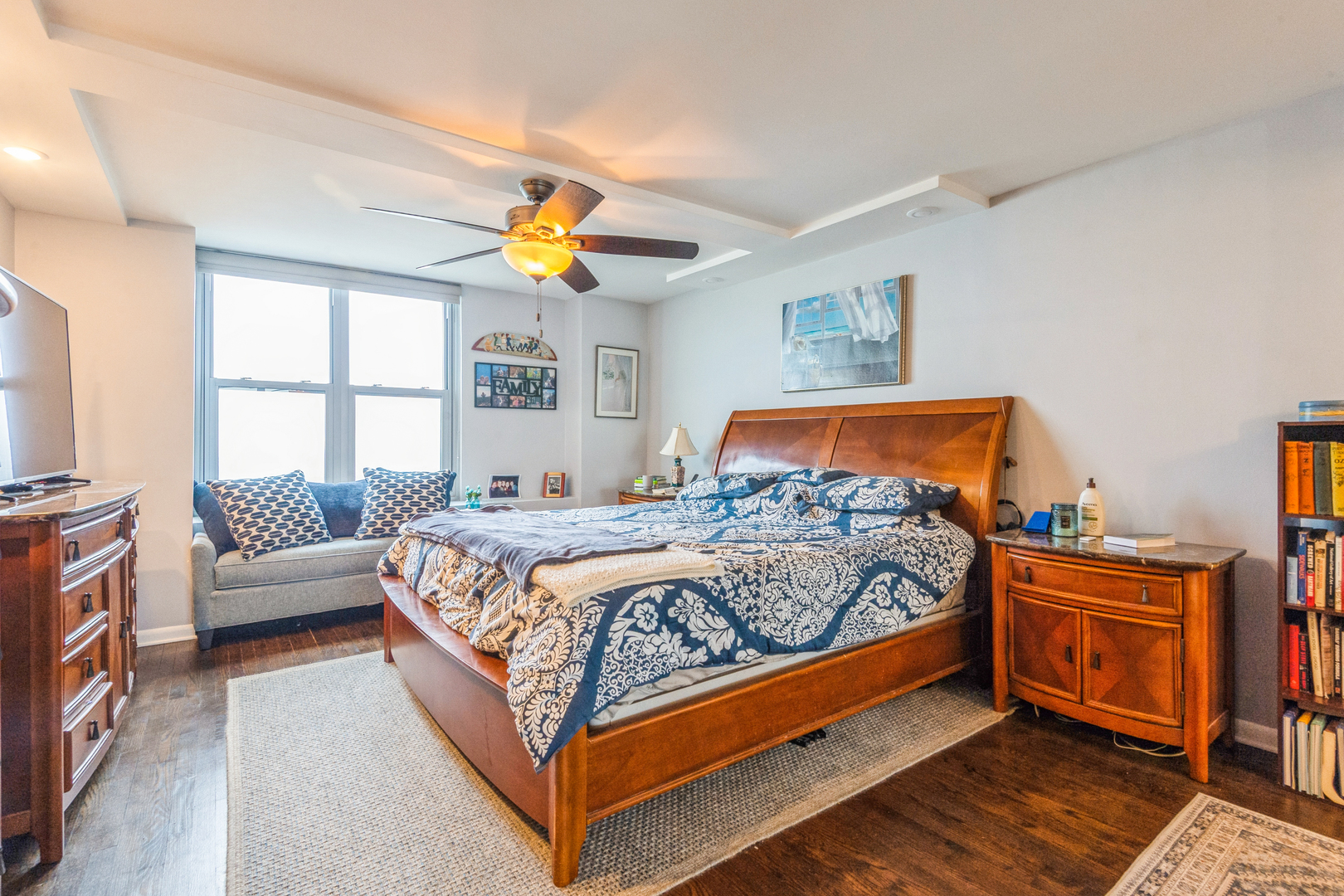 400 East Randolph Street, Unit 3209 Chicago, IL 60601 - Photo 15 of 59 a bedroom with a bed and a couch