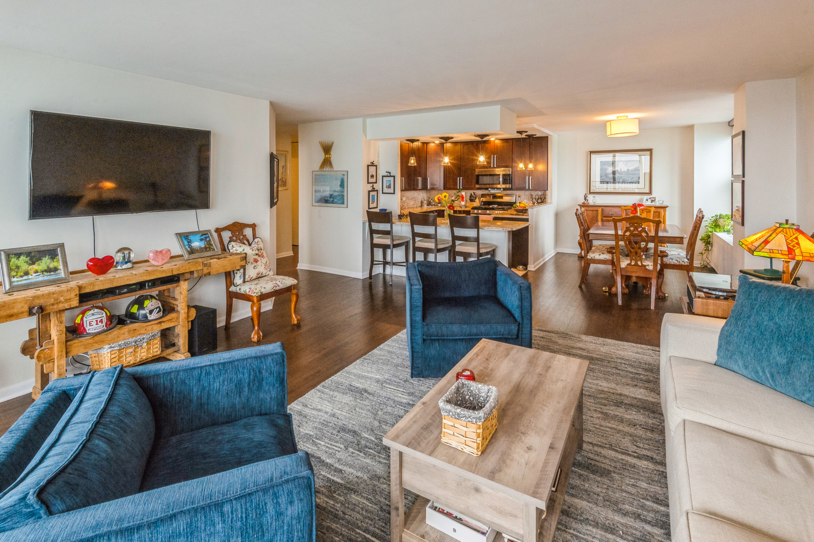 400 East Randolph Street, Unit 3209 Chicago, IL 60601 - Photo 7 of 59 a living room with furniture and a flat screen tv