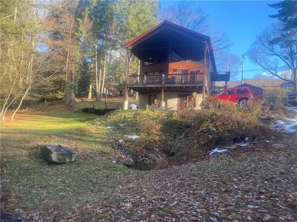 a view of a house with backyard
