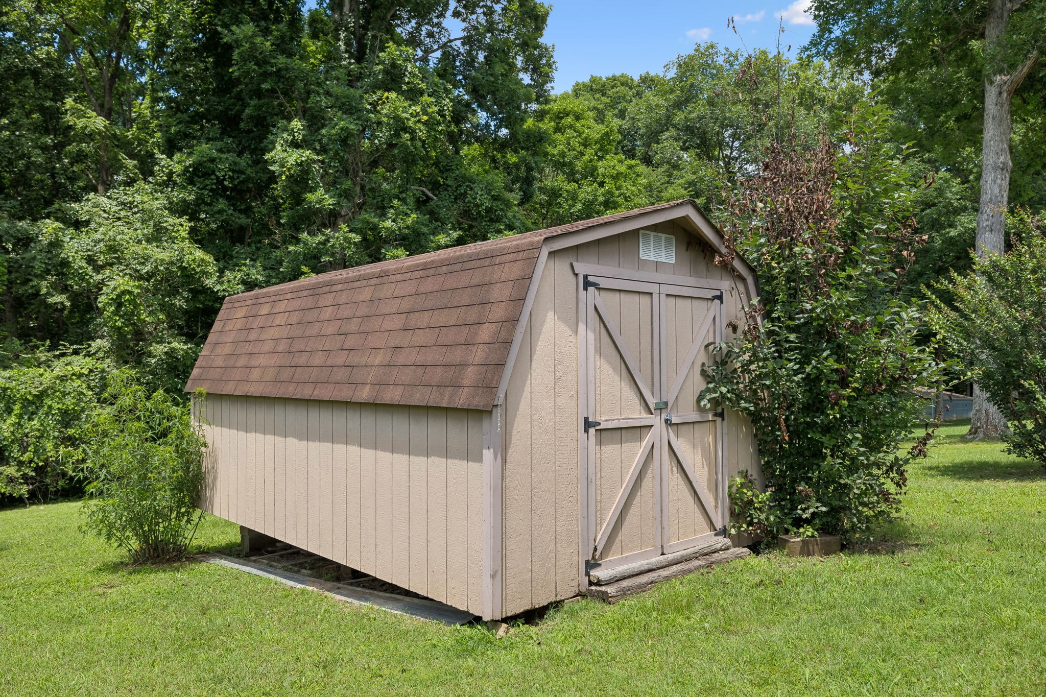 708 Hickory Street Centerville, TN 37033 - Photo 33 of 57 a backyard of a house with lots of green space