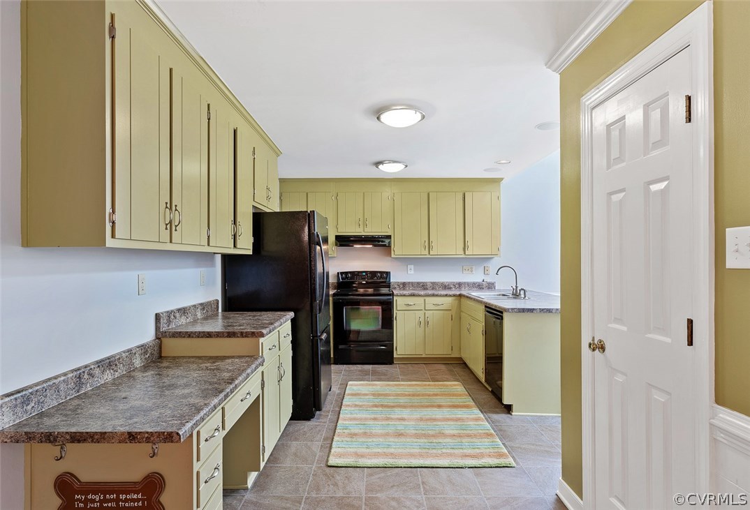 13901 Shadow Ridge Road Midlothian, VA 23112 - Photo 9 of 32 a kitchen with a stove a refrigerator and a sink