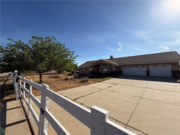 $3,100 | 6585 Escondido Avenue, Oak Hills, CA 92344