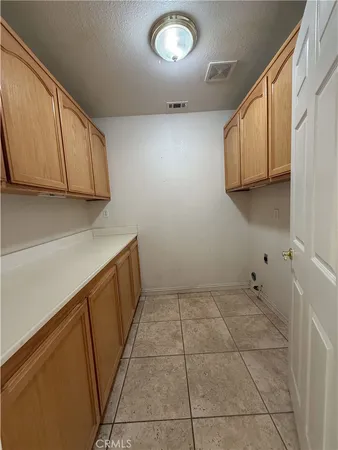 $3,200 | 6585 Escondido Avenue, Oak Hills, CA 92344