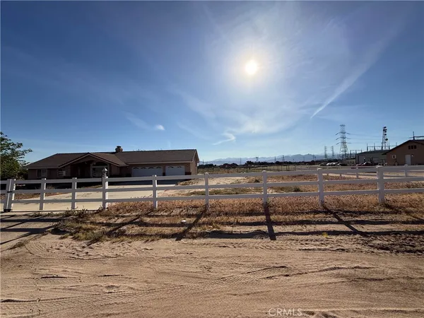 $3,200 | 6585 Escondido Avenue, Oak Hills, CA 92344