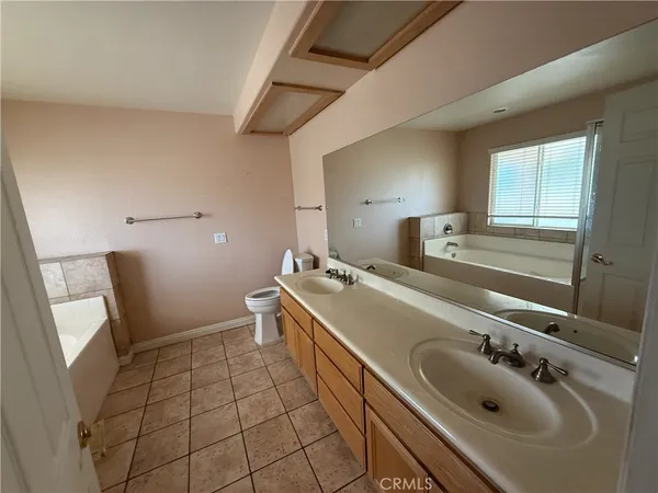 $3,200 | 6585 Escondido Avenue, Oak Hills, CA 92344