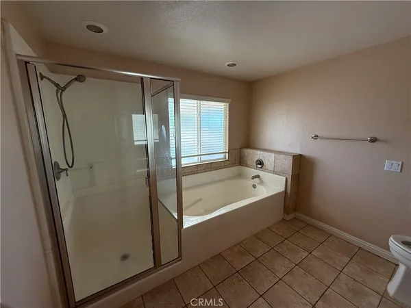 $3,200 | 6585 Escondido Avenue, Oak Hills, CA 92344