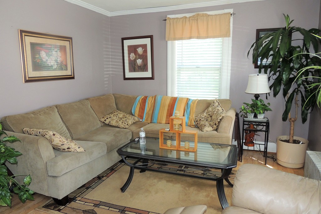 22 Queen Street Springfield, MA 01109 - Photo 3 of 24